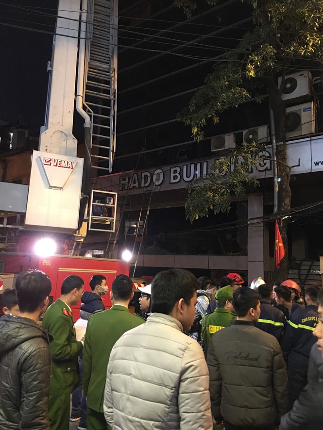 Cháy tòa nhà trên phố Cao Đạt, nhiều người đập cửa kính thoát thân - ảnh 8