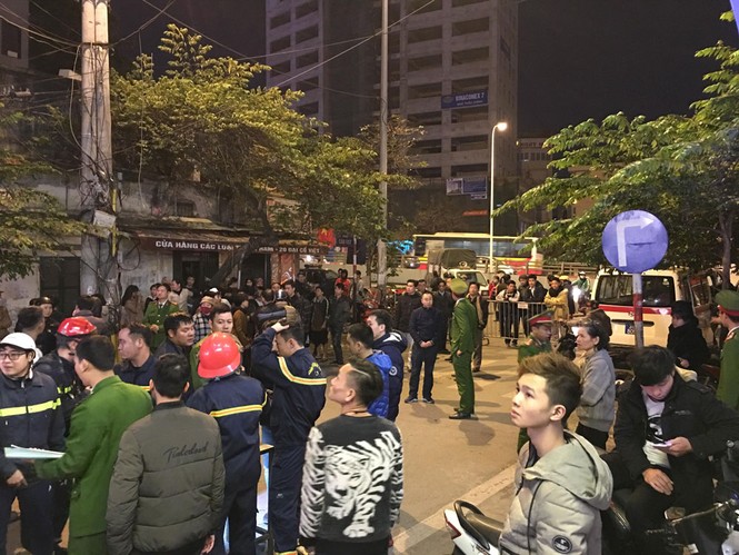 Cháy tòa nhà trên phố Cao Đạt, nhiều người đập cửa kính thoát thân - ảnh 6