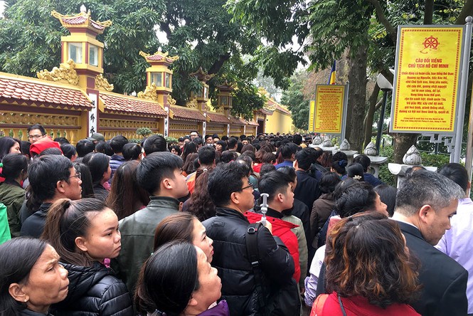 Người dân Thủ đô chen chân đi lễ chùa: Rùa, cá phóng sinh đắt hàng - ảnh 2