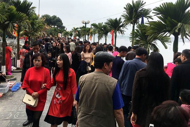 Người dân Thủ đô chen chân đi lễ chùa: Rùa, cá phóng sinh đắt hàng - ảnh 1