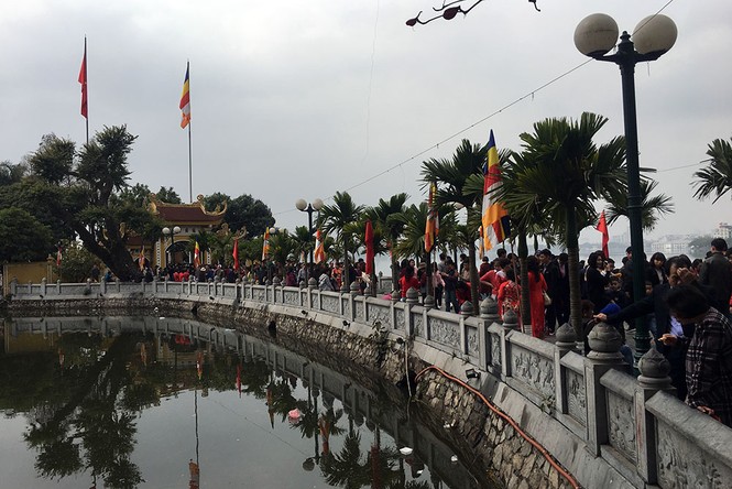 Người dân Thủ đô chen chân đi lễ chùa: Rùa, cá phóng sinh đắt hàng - ảnh 3