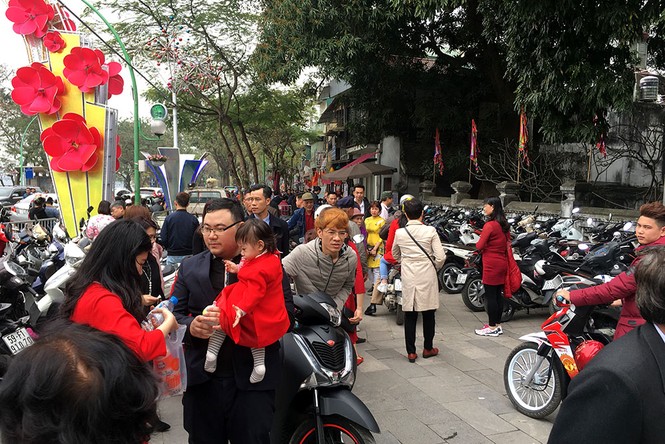Người dân Thủ đô chen chân đi lễ chùa: Rùa, cá phóng sinh đắt hàng - ảnh 9