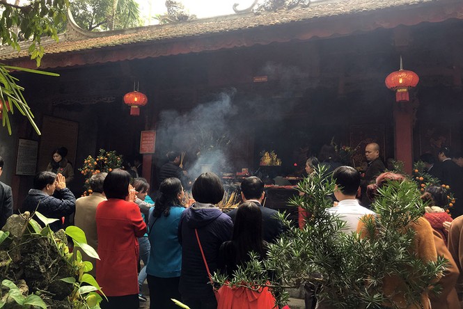 Người dân Thủ đô chen chân đi lễ chùa: Rùa, cá phóng sinh đắt hàng - ảnh 11