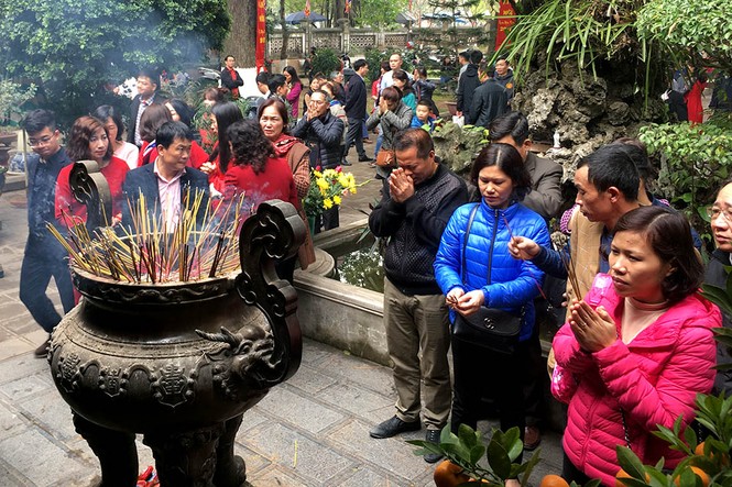 Người dân Thủ đô chen chân đi lễ chùa: Rùa, cá phóng sinh đắt hàng - ảnh 12
