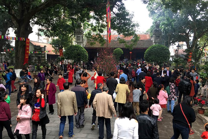 Người dân Thủ đô chen chân đi lễ chùa: Rùa, cá phóng sinh đắt hàng - ảnh 13