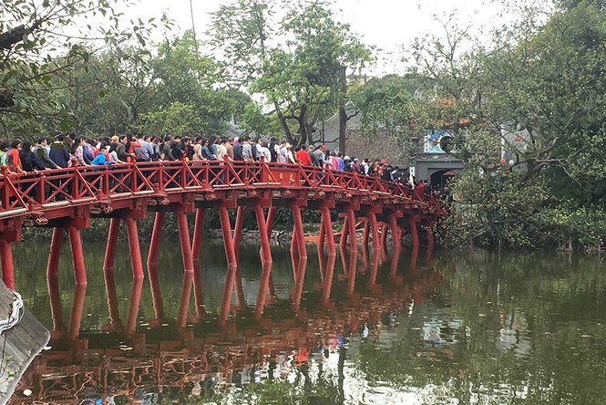 Người dân Thủ đô chen chân đi lễ chùa: Rùa, cá phóng sinh đắt hàng - ảnh 8