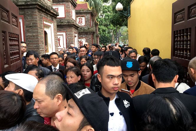 Người dân Thủ đô chen chân đi lễ chùa: Rùa, cá phóng sinh đắt hàng - ảnh 5
