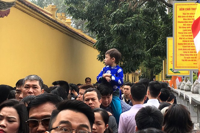 Người dân Thủ đô chen chân đi lễ chùa: Rùa, cá phóng sinh đắt hàng - ảnh 6
