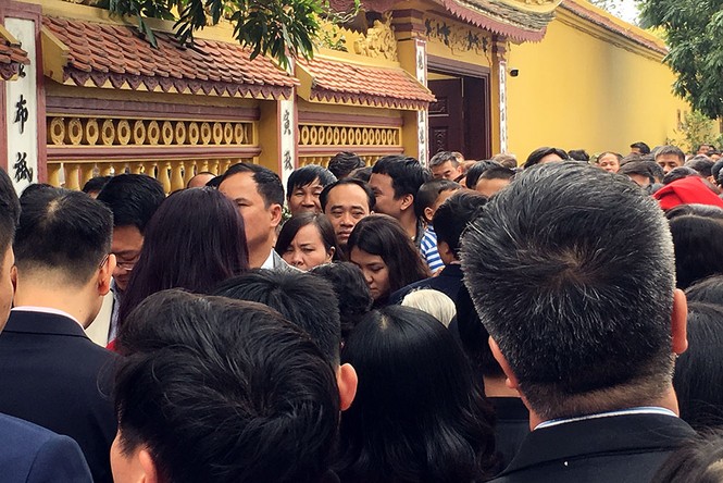 Người dân Thủ đô chen chân đi lễ chùa: Rùa, cá phóng sinh đắt hàng - ảnh 7