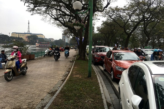 Người dân đi du xuân đầu năm đường phố Hà thành kẹt cứng - ảnh 10
