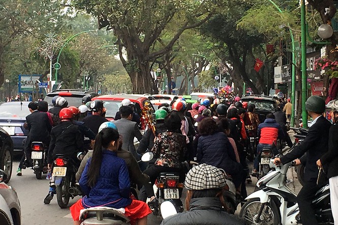 Người dân đi du xuân đầu năm đường phố Hà thành kẹt cứng - ảnh 7