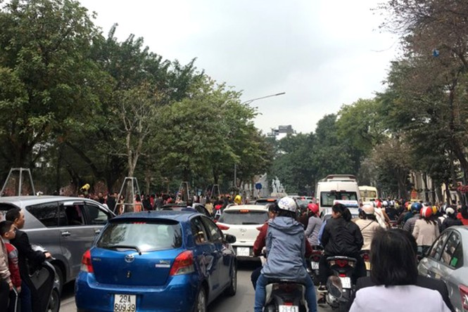 Người dân đi du xuân đầu năm đường phố Hà thành kẹt cứng - ảnh 4