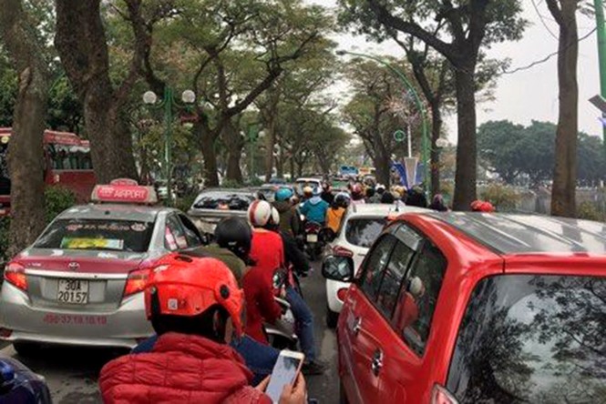 Người dân đi du xuân đầu năm đường phố Hà thành kẹt cứng - ảnh 5