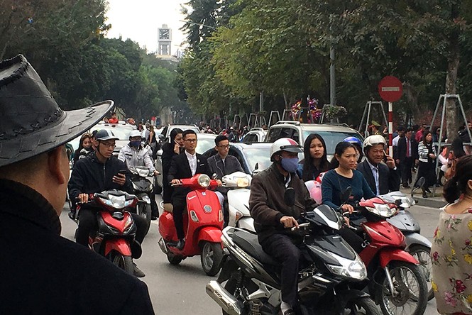 Người dân đi du xuân đầu năm đường phố Hà thành kẹt cứng - ảnh 2