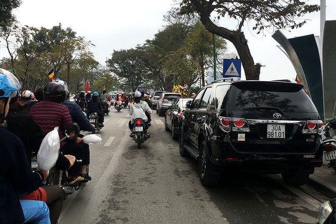 Người dân đi du xuân đầu năm đường phố Hà thành kẹt cứng - ảnh 14