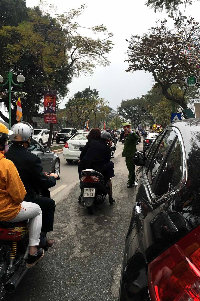 Người dân đi du xuân đầu năm đường phố Hà thành kẹt cứng - ảnh 12