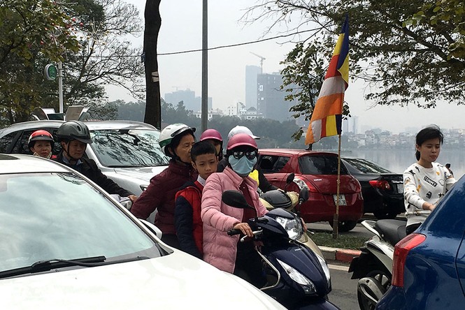 Người dân đi du xuân đầu năm đường phố Hà thành kẹt cứng - ảnh 15