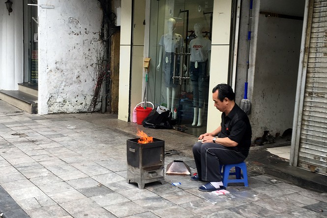 Phố cổ Hà thành đỏ lửa vàng mã ngày Tết Nguyên Tiêu - ảnh 8