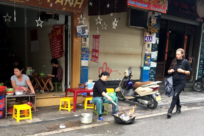 Phố cổ Hà thành đỏ lửa vàng mã ngày Tết Nguyên Tiêu - ảnh 5