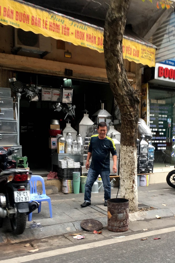 Phố cổ Hà thành đỏ lửa vàng mã ngày Tết Nguyên Tiêu - ảnh 2
