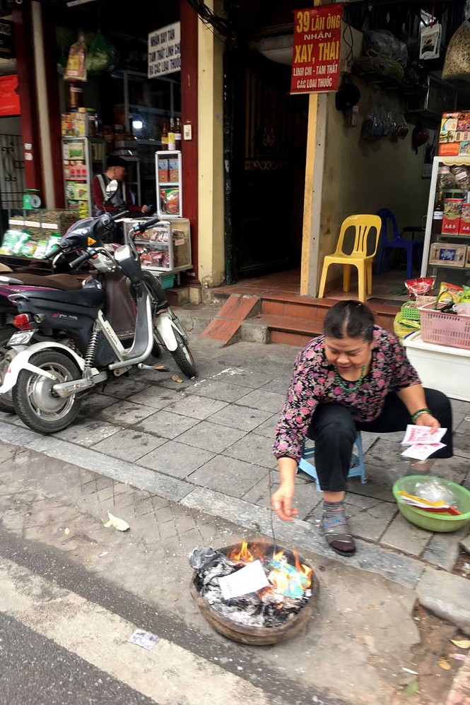 Phố cổ Hà thành đỏ lửa vàng mã ngày Tết Nguyên Tiêu - ảnh 1