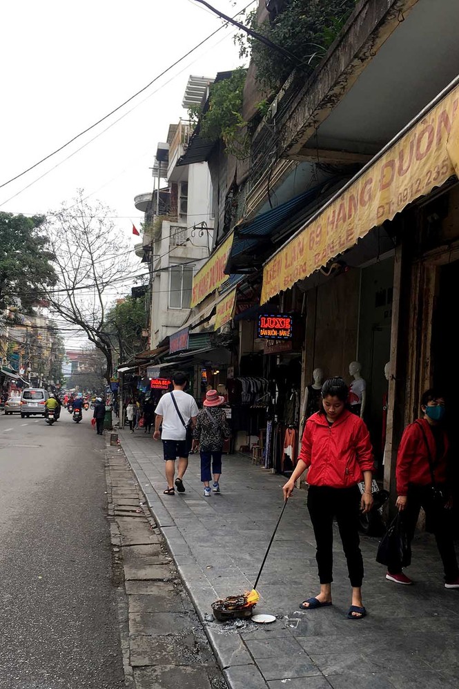 Phố cổ Hà thành đỏ lửa vàng mã ngày Tết Nguyên Tiêu - ảnh 4