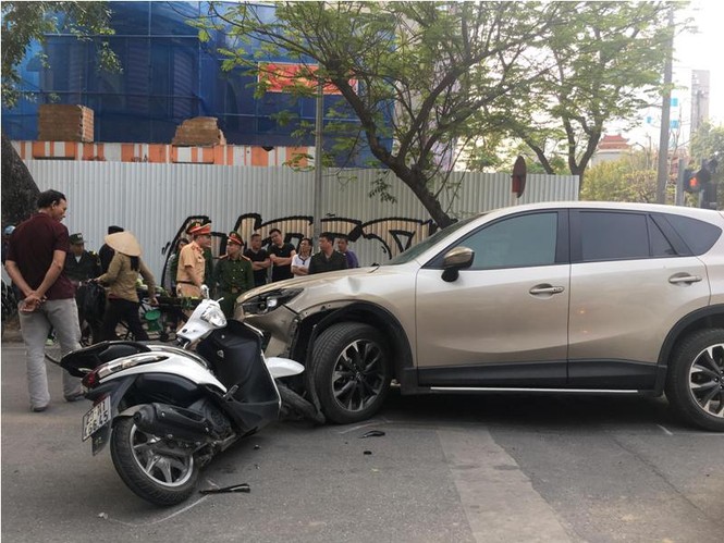 Hà Nội: Mazda CX5 gây tai nạn liên hoàn trên phố Phan Bội Châu - ảnh 2