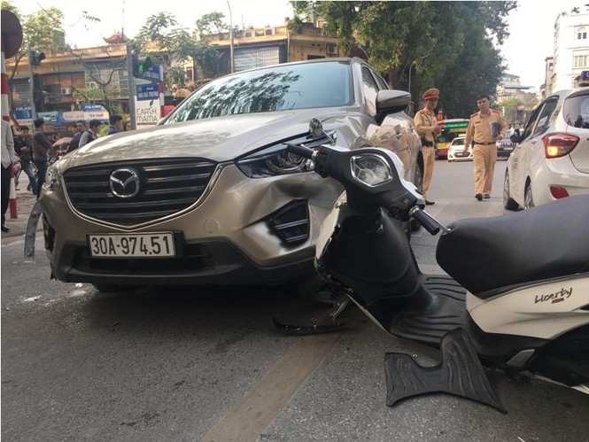 Hà Nội: Mazda CX5 gây tai nạn liên hoàn trên phố Phan Bội Châu - ảnh 3