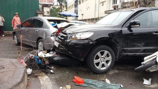 Xe 'điên' đâm liên hoàn trước cổng bệnh viện, một phụ nữ tử vong - ảnh 1