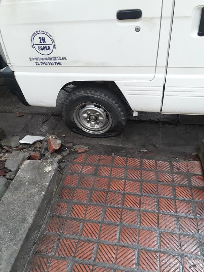 Gần 10 chiếc ô tô bị kẻ lạ mặt đâm thủng lốp ở Hà Nội - ảnh 3