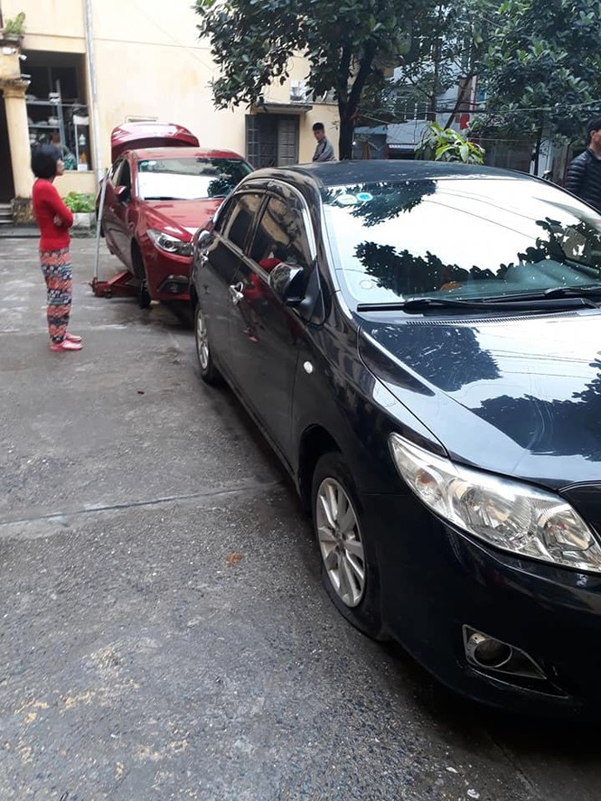Gần 10 chiếc ô tô bị kẻ lạ mặt đâm thủng lốp ở Hà Nội - ảnh 1