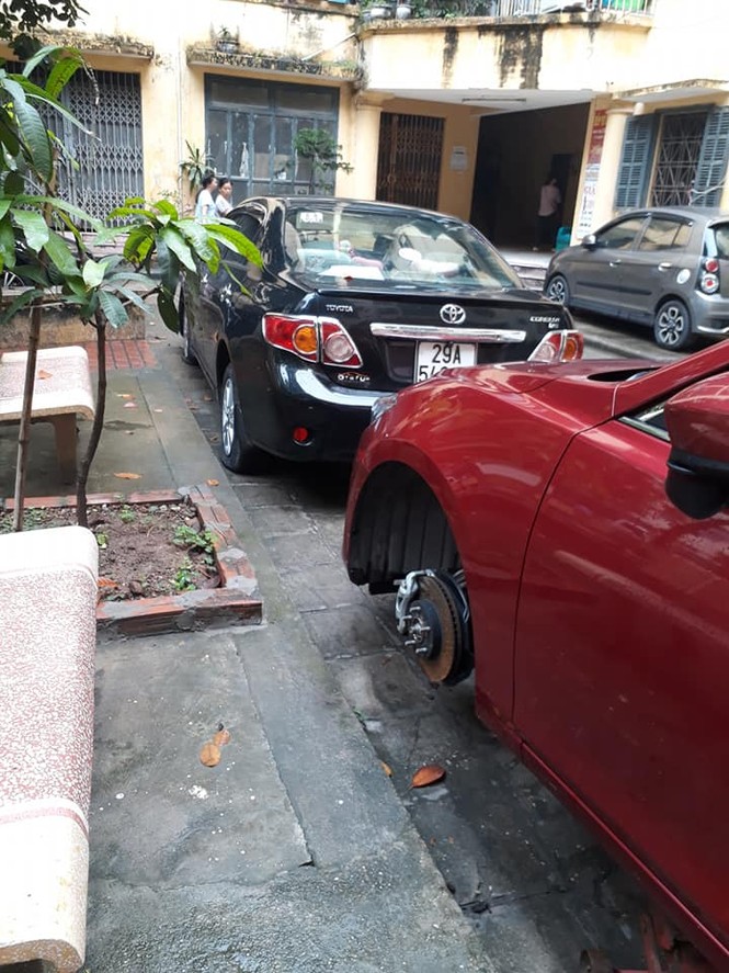 Gần 10 chiếc ô tô bị kẻ lạ mặt đâm thủng lốp ở Hà Nội - ảnh 2