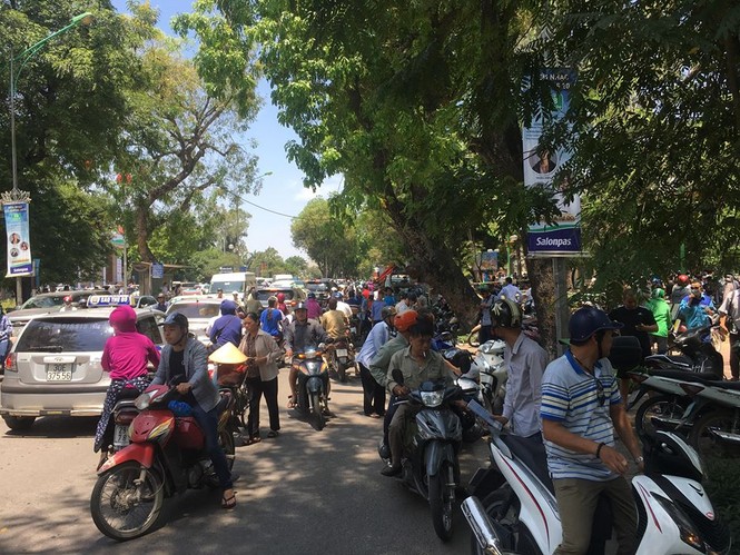 Vớt thi thể người đàn ông dưới hồ Thiền Quang - ảnh 2