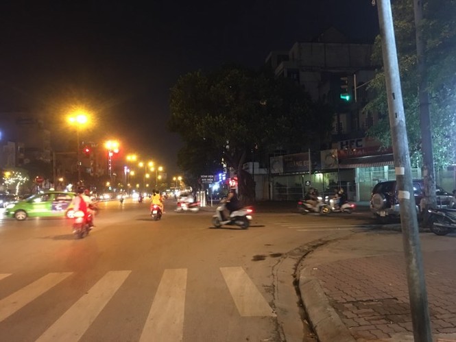Đối tượng nghi náo đá đâm nam thanh niên rồi bỏ chạy lên mái nhà - ảnh 1