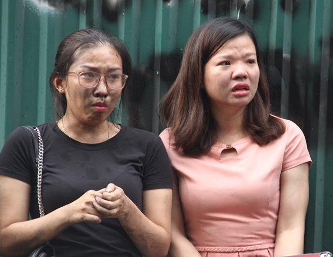 Cứu nhiều người mắc kẹt trong tòa nhà bị cháy ở Hà Nội - ảnh 1