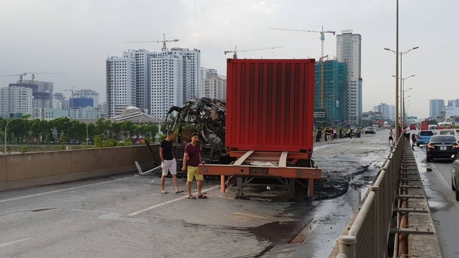 Cháy xe khách ở đường trên cao, 1 người chết - ảnh 2