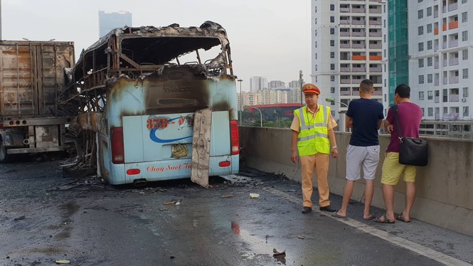Cháy xe khách ở đường trên cao, 1 người chết - ảnh 1