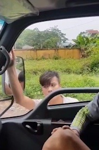 Xôn xao clip nhóm thanh niên chặn ôtô dọa đập chết tài xế - ảnh 2