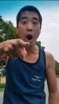 Xôn xao clip nhóm thanh niên chặn ôtô dọa đập chết tài xế - ảnh 1