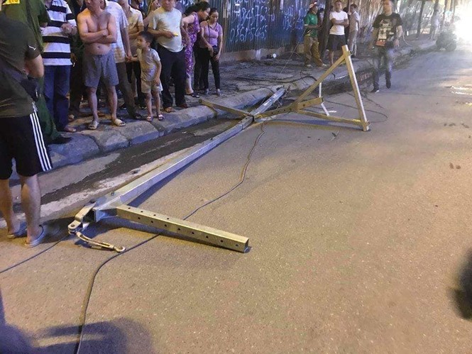 Người phụ nữ đi xe máy bị thanh sắt từ tòa nhà rơi trúng tử vong - ảnh 2