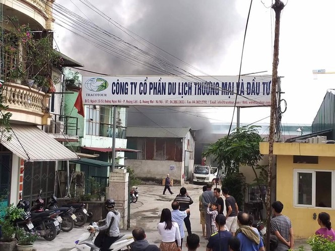 Cháy lớn tại kho hàng trên đường Ngọc Hồi - ảnh 1