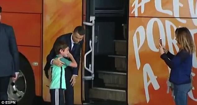 Ronaldo 'đốn tim' người hâm mộ bằng hành động ấm áp - ảnh 1