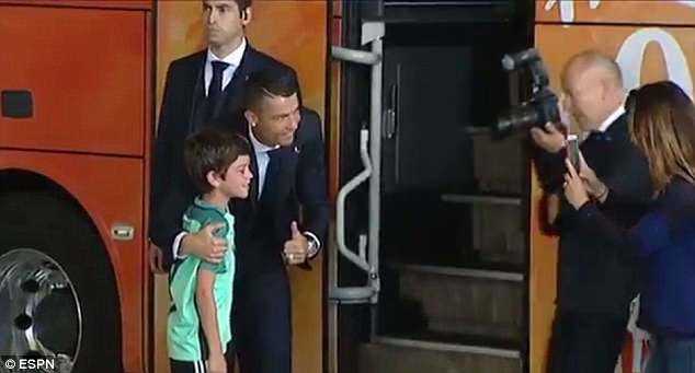 Ronaldo 'đốn tim' người hâm mộ bằng hành động ấm áp - ảnh 2