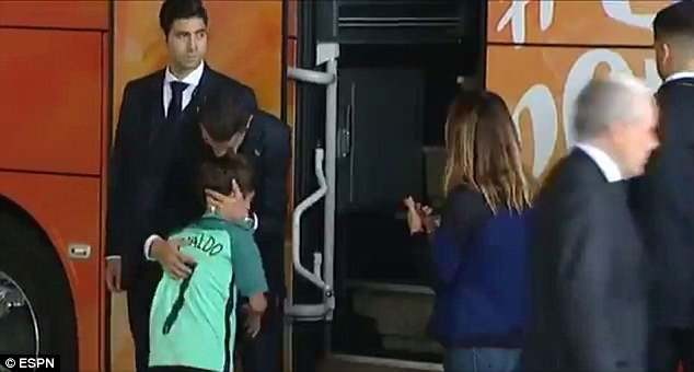 Ronaldo 'đốn tim' người hâm mộ bằng hành động ấm áp - ảnh 3
