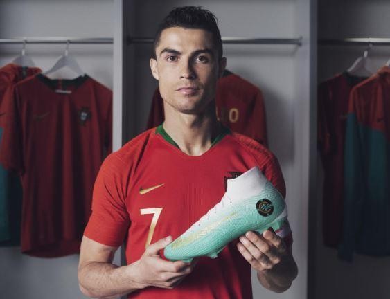 'Ăn theo' Ronaldo, Nike tung mẫu giày 'sát thủ bàn thắng' - ảnh 1