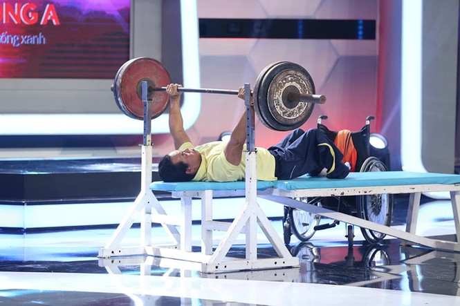 Hoài Linh, Việt Hương khóc vì VĐV huy chương vàng cử tạ Paralympics - ảnh 1