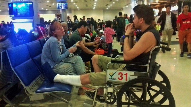 Kẹt cứng phòng chờ Sân bay Tân Sơn Nhất đêm Giao thừa - ảnh 1