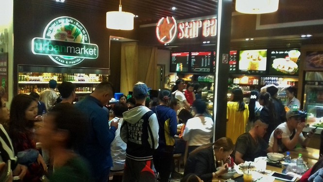 Kẹt cứng phòng chờ Sân bay Tân Sơn Nhất đêm Giao thừa - ảnh 2