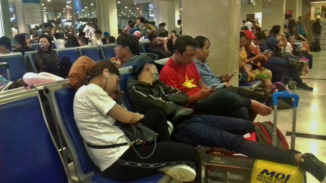 Kẹt cứng phòng chờ Sân bay Tân Sơn Nhất đêm Giao thừa - ảnh 8