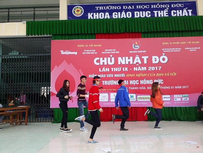 Hàng ngàn sinh viên Thanh Hóa đội mưa tham gia chương trình hiến máu - ảnh 1